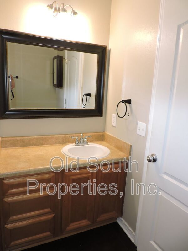 Convenient to interstate, schools & shopping! property image