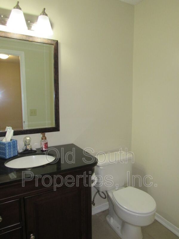 Beautiful townhome in Governor's Square! property image