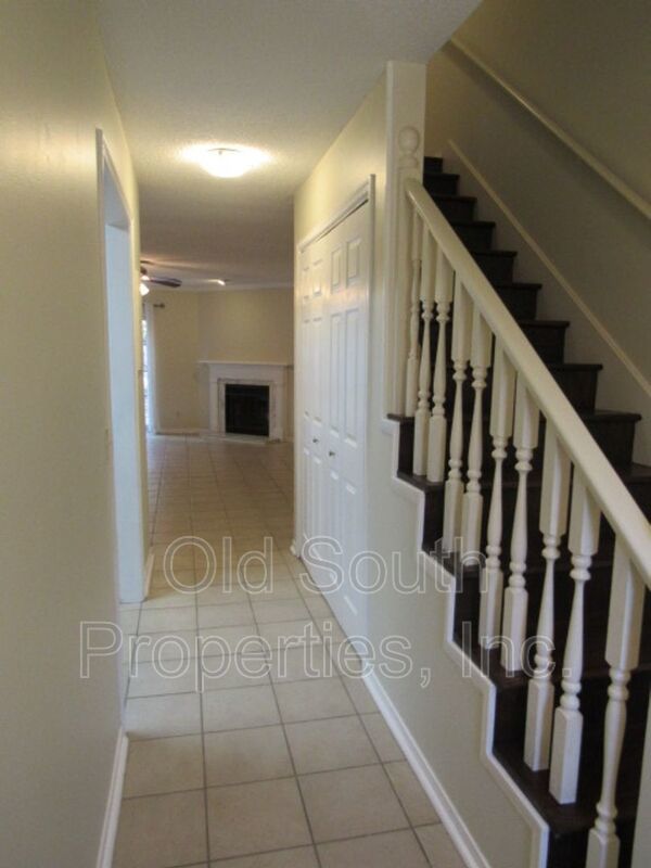 Beautiful townhome in Governor's Square! property image