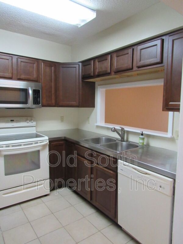Beautiful townhome in Governor's Square! property image