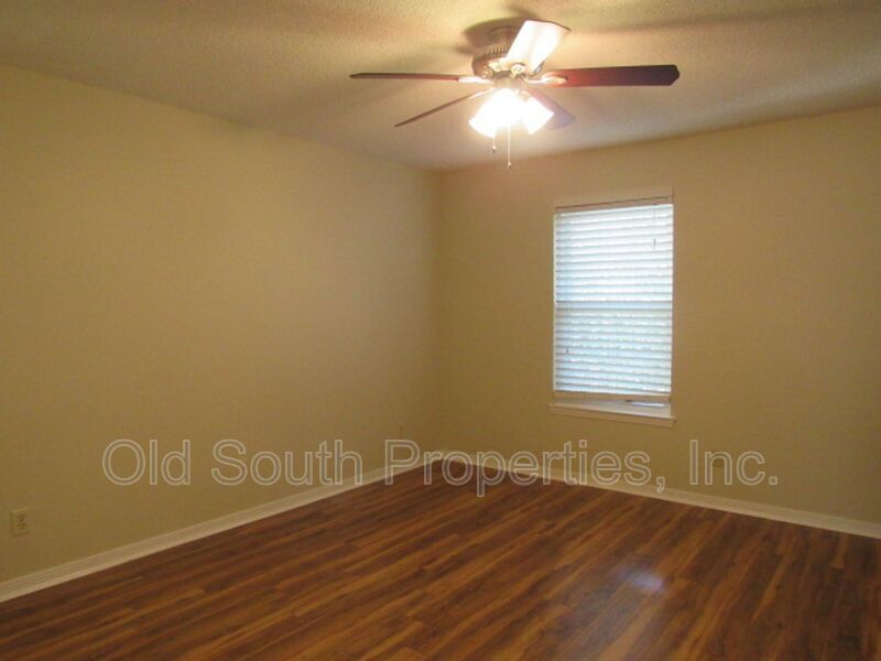 Beautiful townhome in Governor's Square! property image