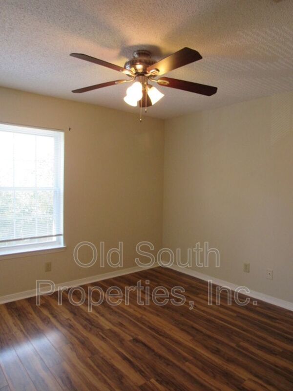 Beautiful townhome in Governor's Square! property image
