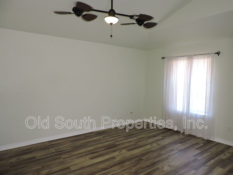 Easy access to beaches, shopping & downtown Pensacola! property image
