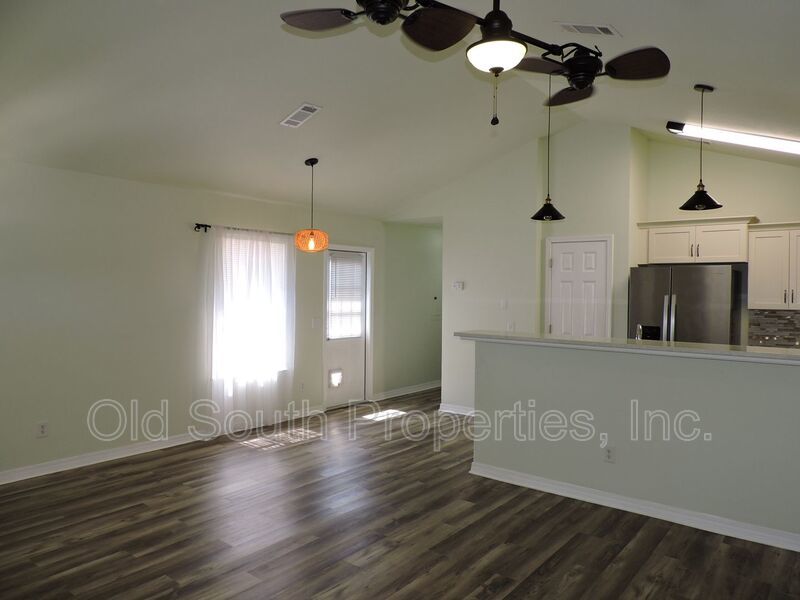 Easy access to beaches, shopping & downtown Pensacola! property image