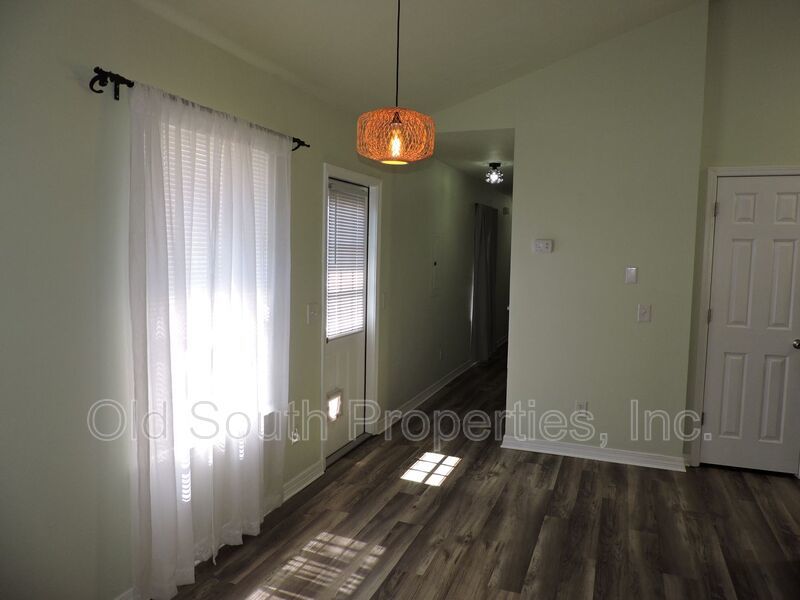 Easy access to beaches, shopping & downtown Pensacola! property image