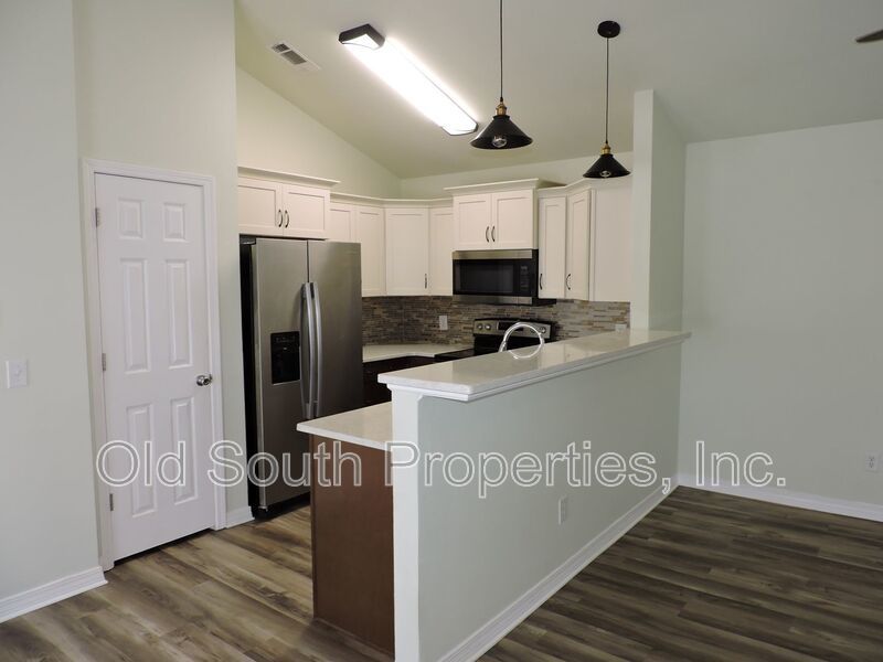 Easy access to beaches, shopping & downtown Pensacola! property image