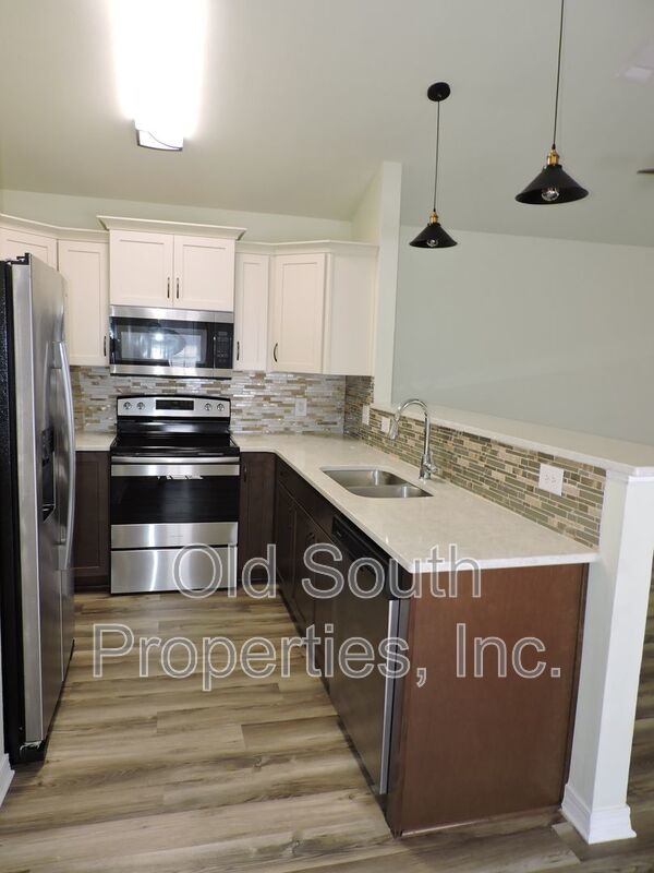 Easy access to beaches, shopping & downtown Pensacola! property image