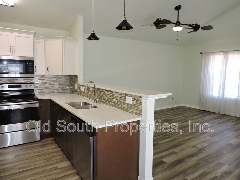 Easy access to beaches, shopping & downtown Pensacola! property image