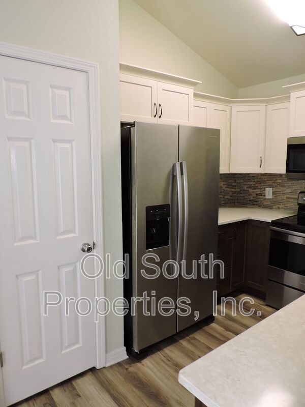 Easy access to beaches, shopping & downtown Pensacola! property image