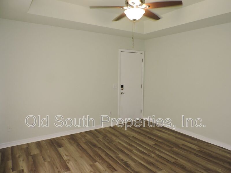 Easy access to beaches, shopping & downtown Pensacola! property image