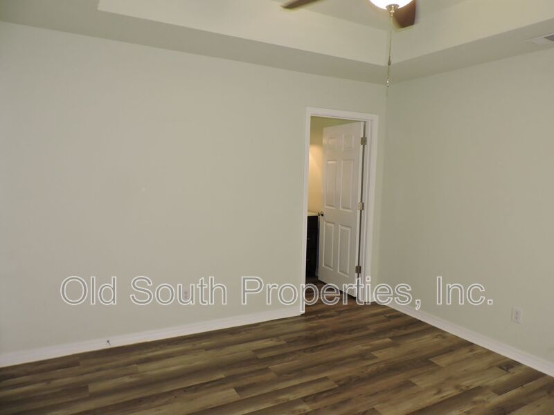 Easy access to beaches, shopping & downtown Pensacola! property image