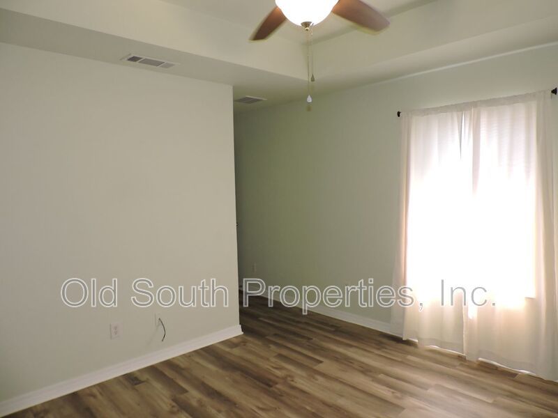 Easy access to beaches, shopping & downtown Pensacola! property image