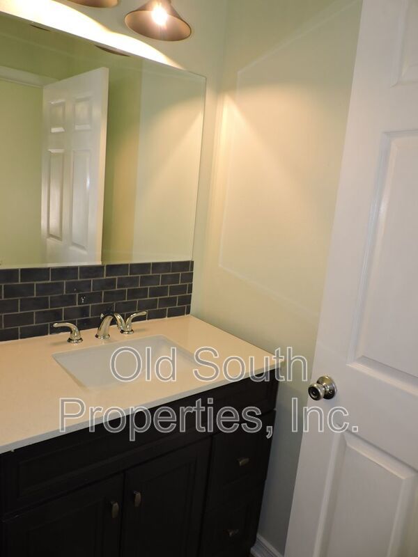Easy access to beaches, shopping & downtown Pensacola! property image