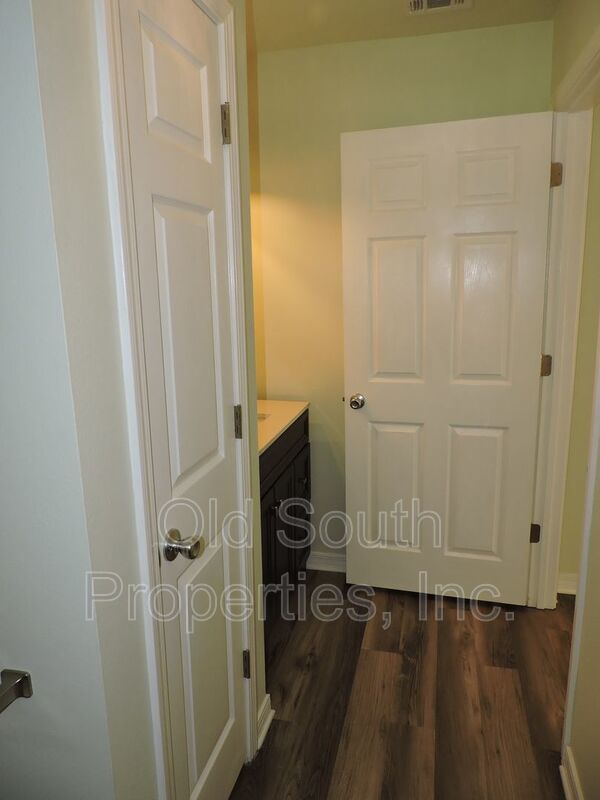 Easy access to beaches, shopping & downtown Pensacola! property image