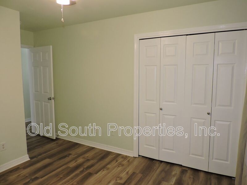Easy access to beaches, shopping & downtown Pensacola! property image
