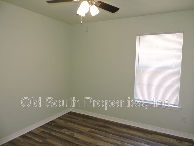 Easy access to beaches, shopping & downtown Pensacola! property image
