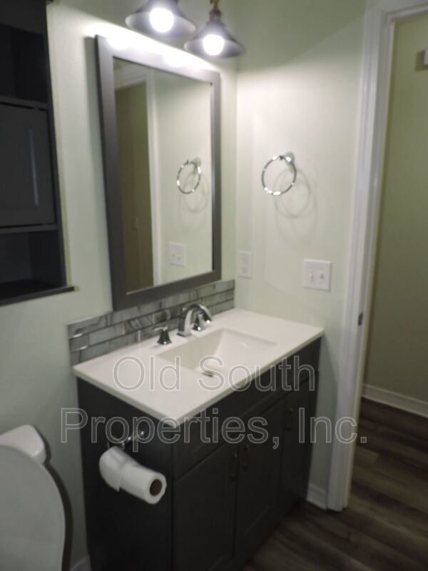 Easy access to beaches, shopping & downtown Pensacola! property image