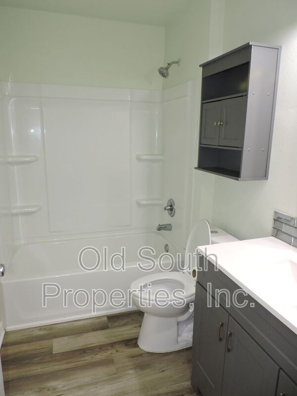 Easy access to beaches, shopping & downtown Pensacola! property image