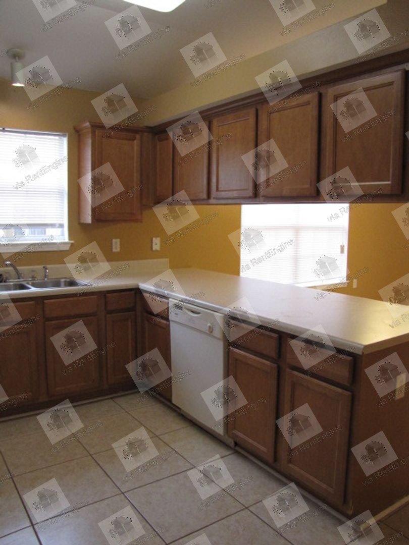 Convenient to shopping & interstate! property image
