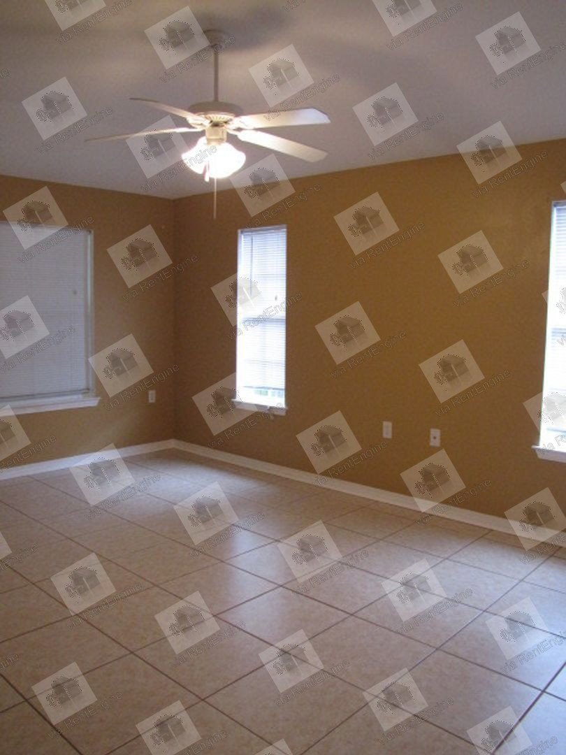 Convenient to shopping & interstate! property image