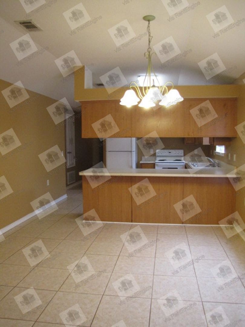 Convenient to shopping & interstate! property image