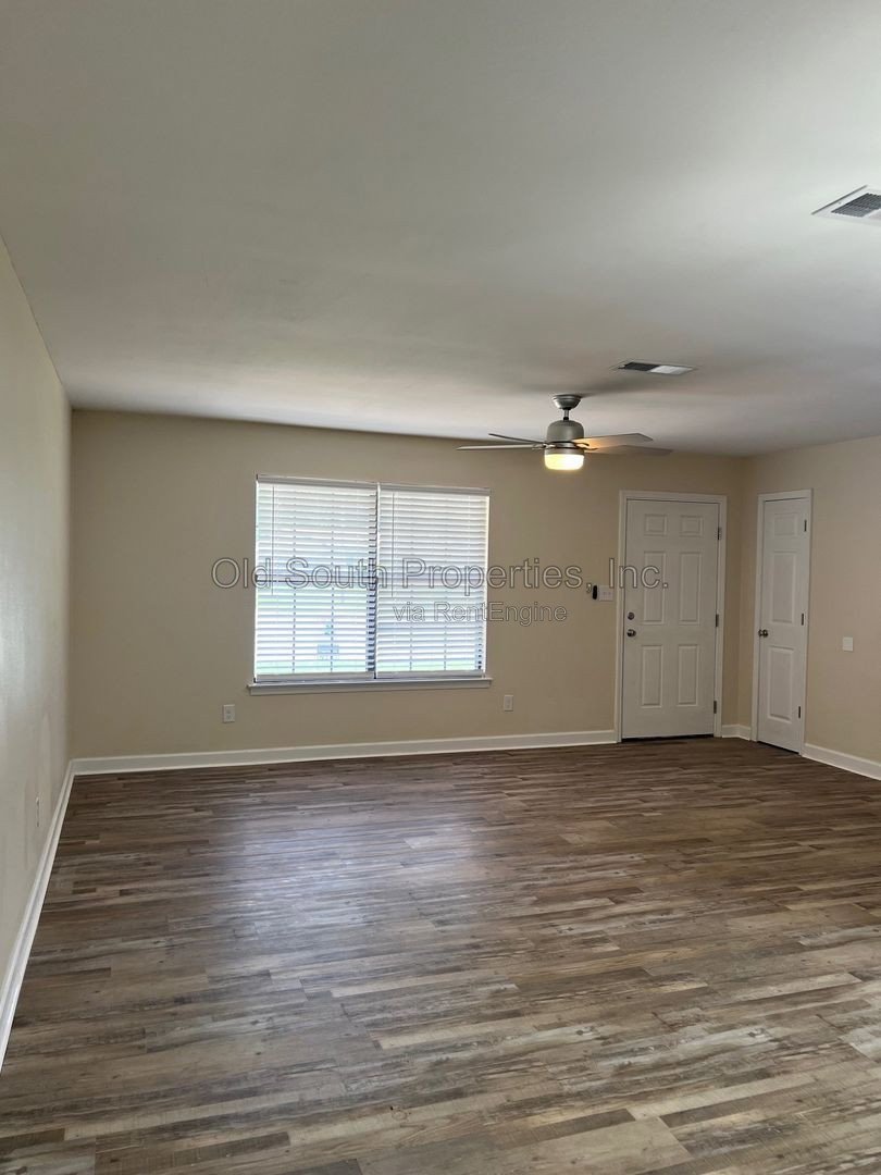 Convenient to bases & shopping! property image