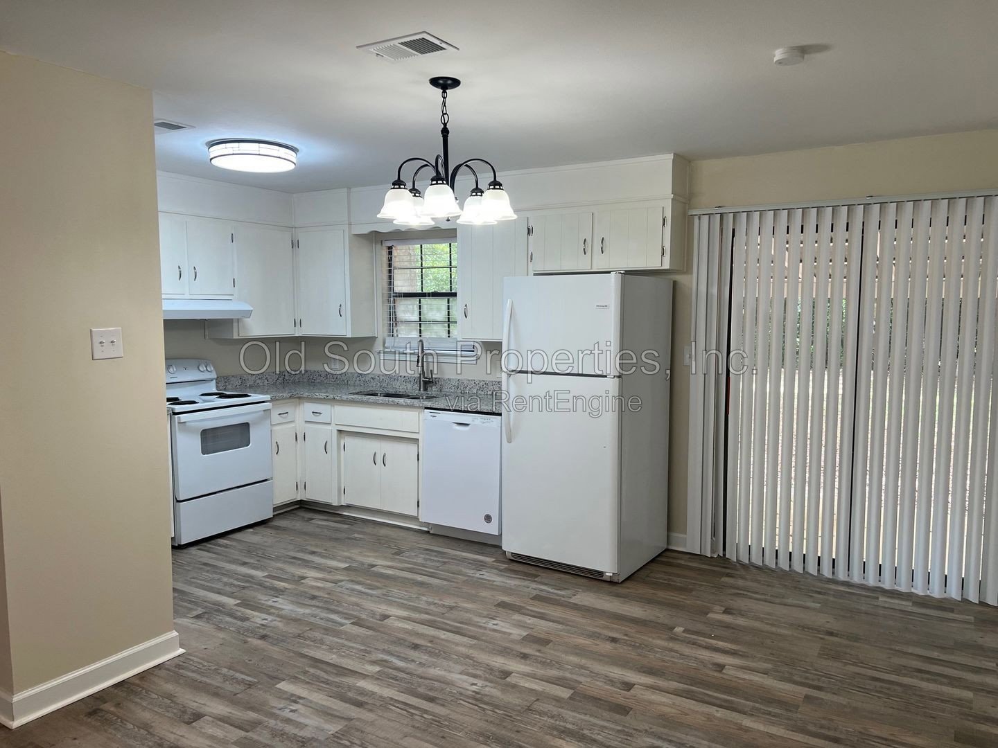 Convenient to bases & shopping! property image