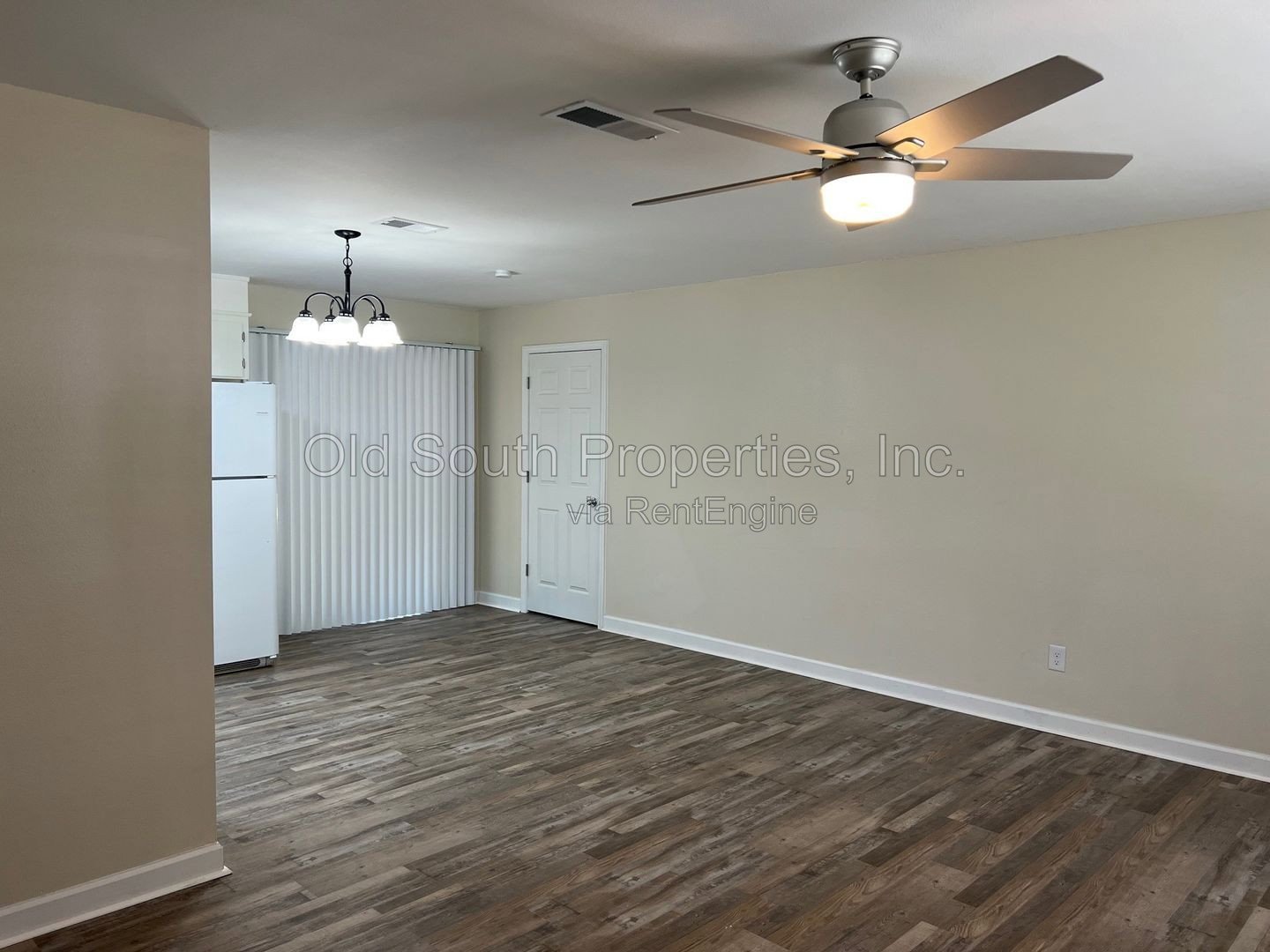 Convenient to bases & shopping! property image