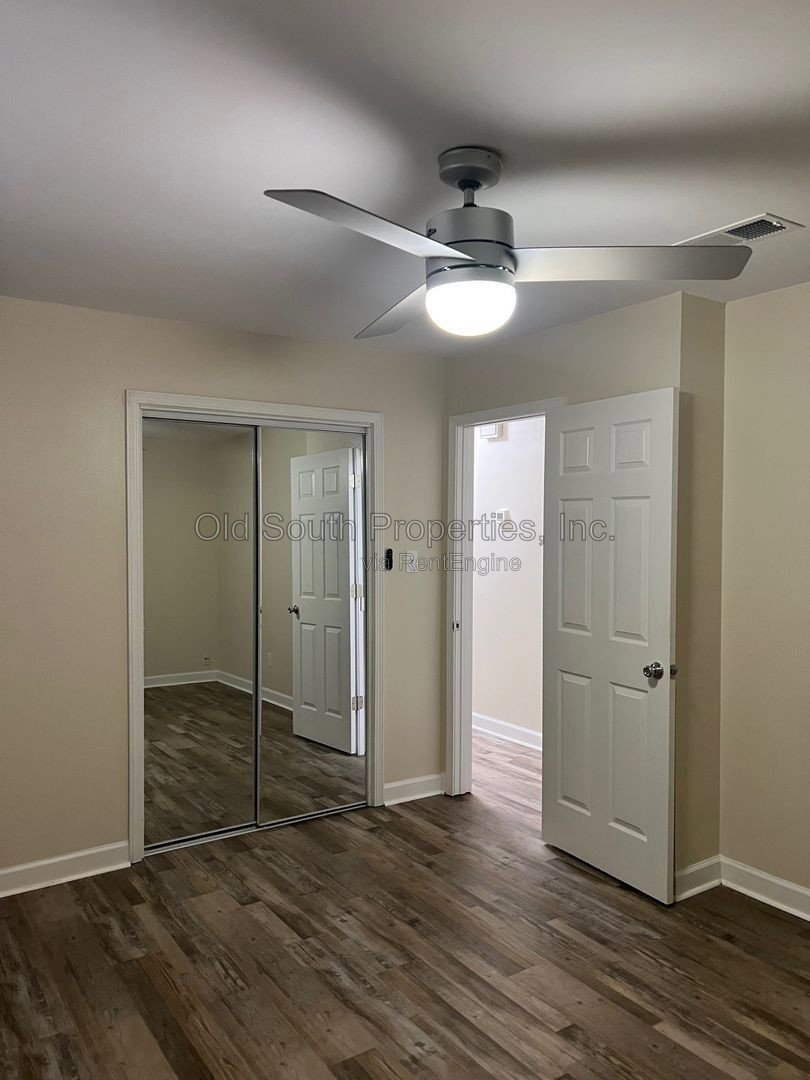 Convenient to bases & shopping! property image