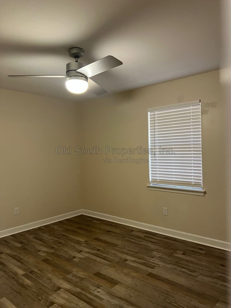 Convenient to bases & shopping! property image