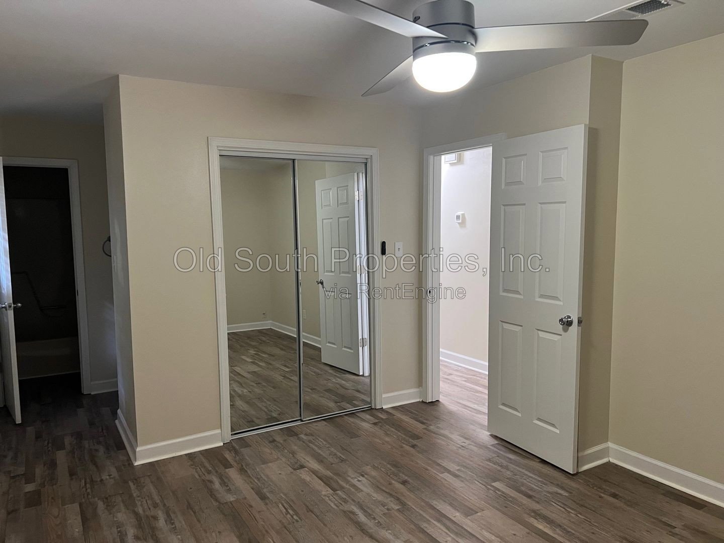 Convenient to bases & shopping! property image