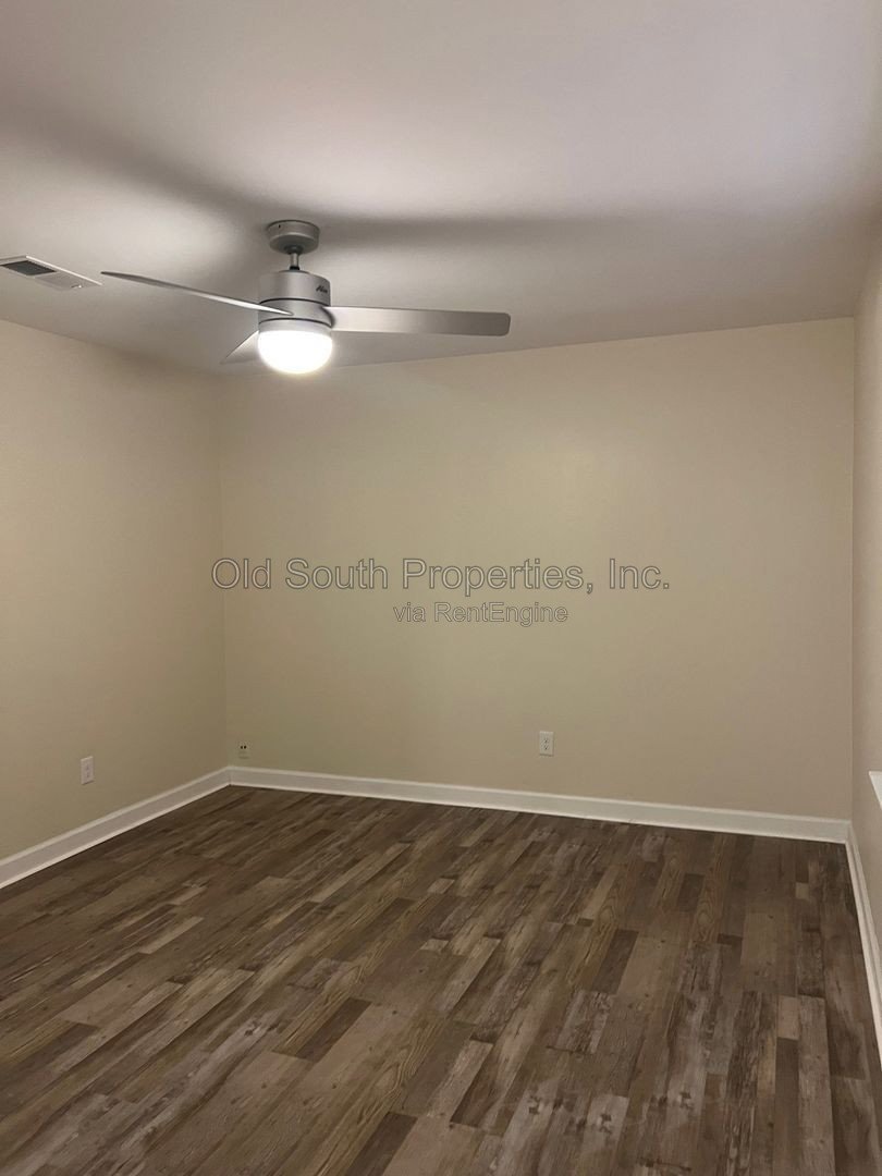 Convenient to bases & shopping! property image