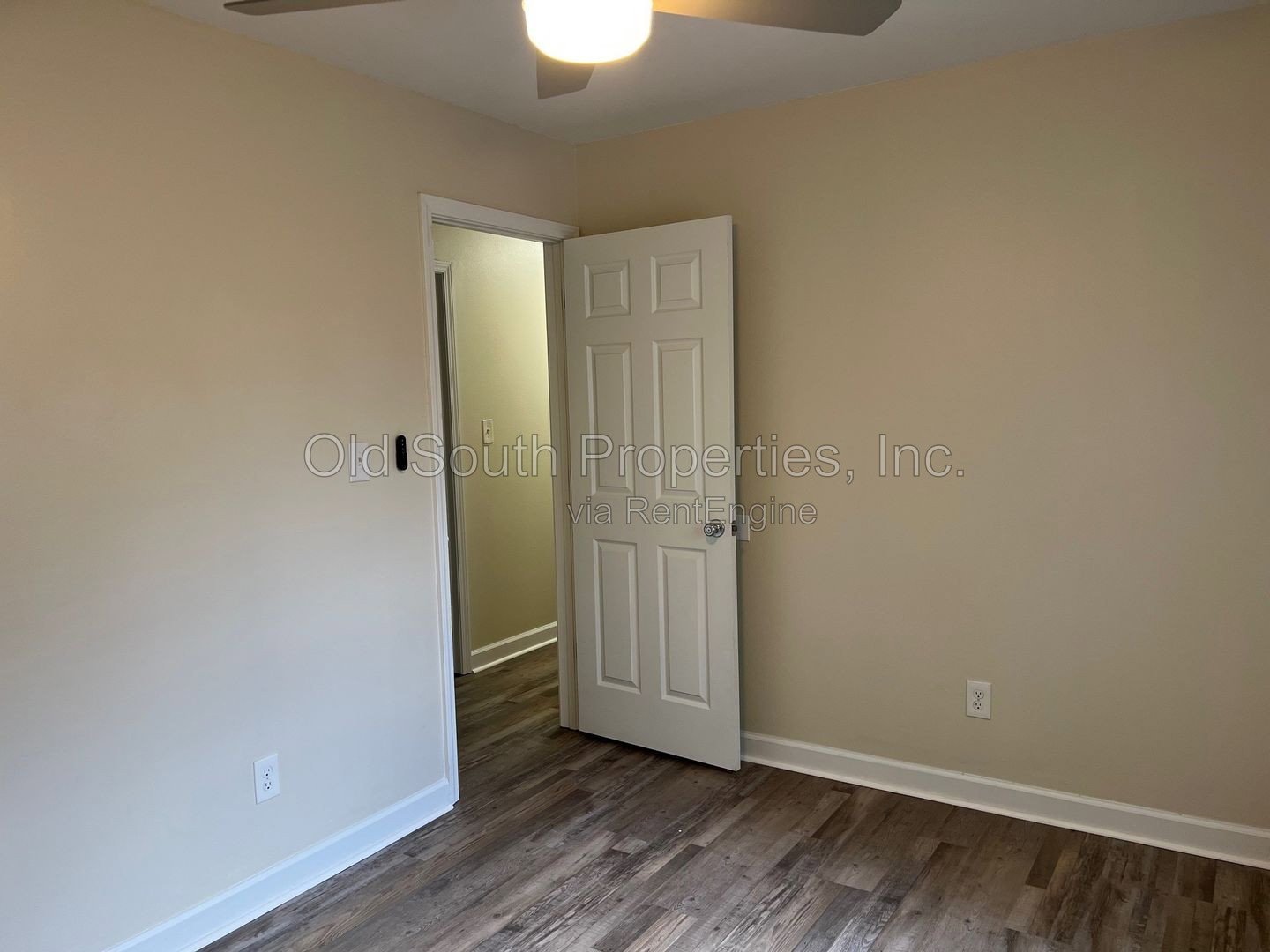 Convenient to bases & shopping! property image