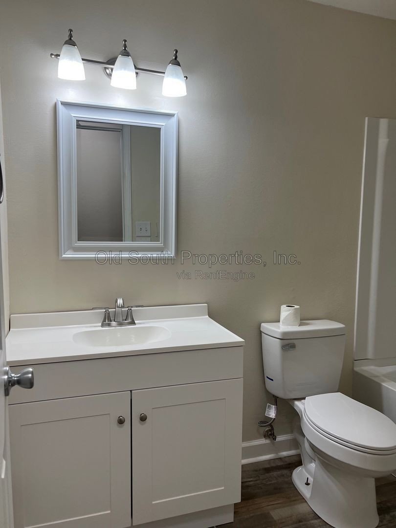 Convenient to bases & shopping! property image