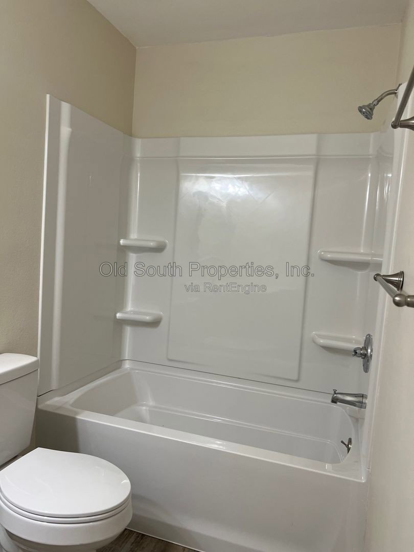 Convenient to bases & shopping! property image