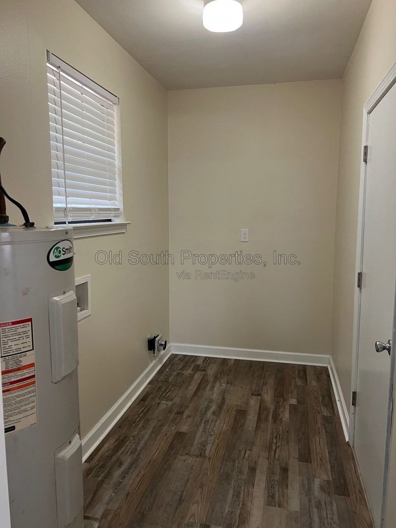 Convenient to bases & shopping! property image