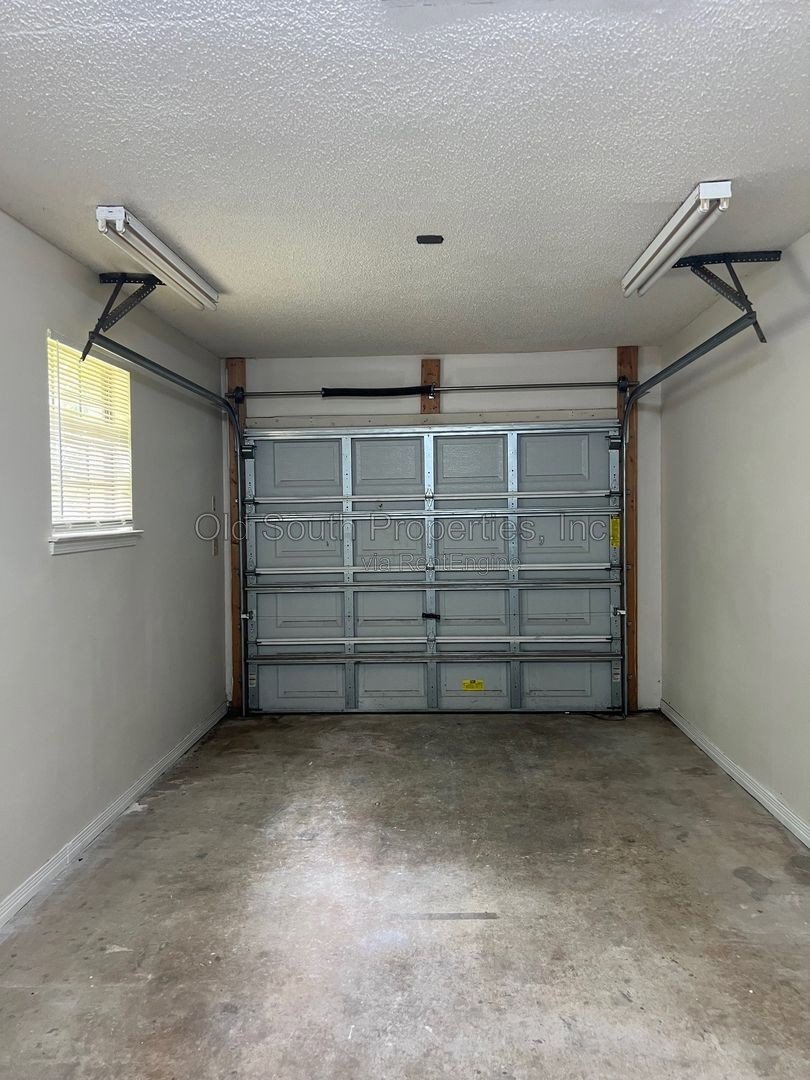 Convenient to bases & shopping! property image