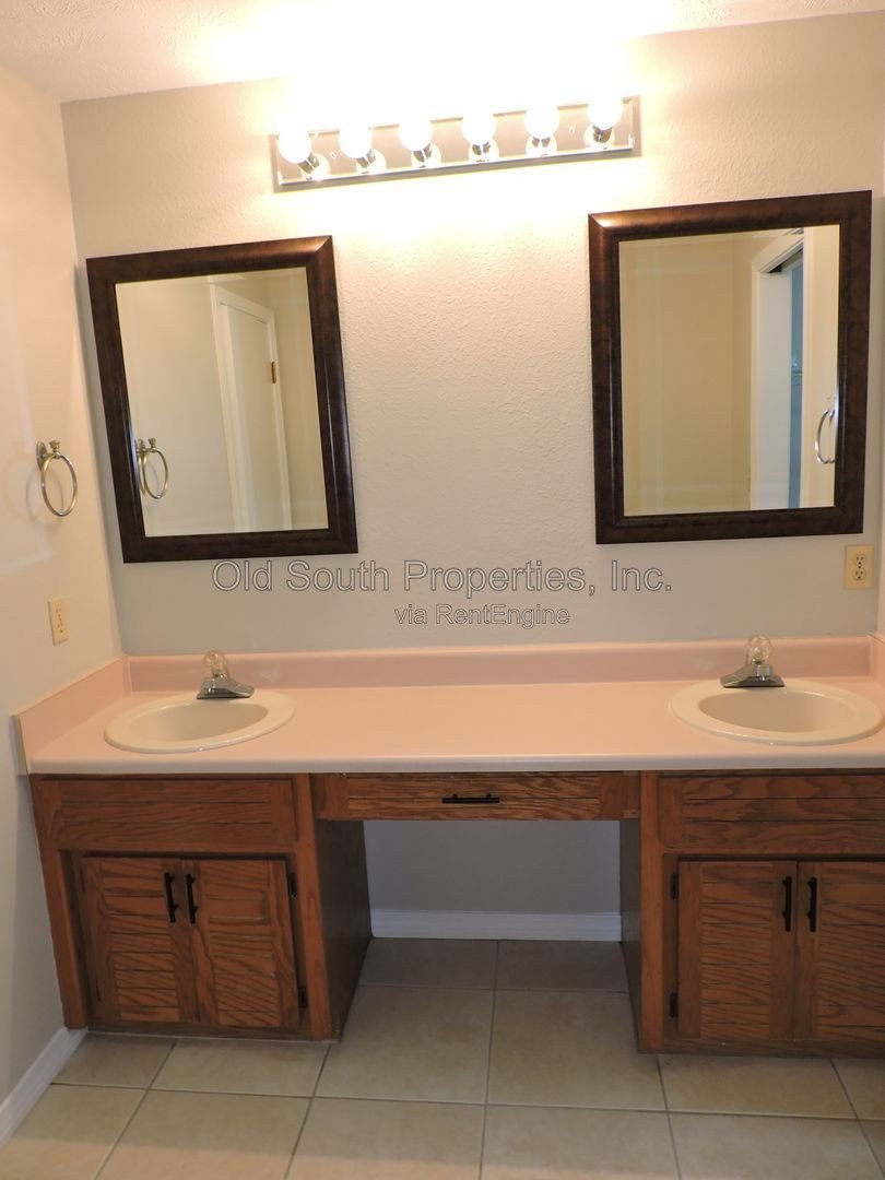 Nice home in Pace area! property image