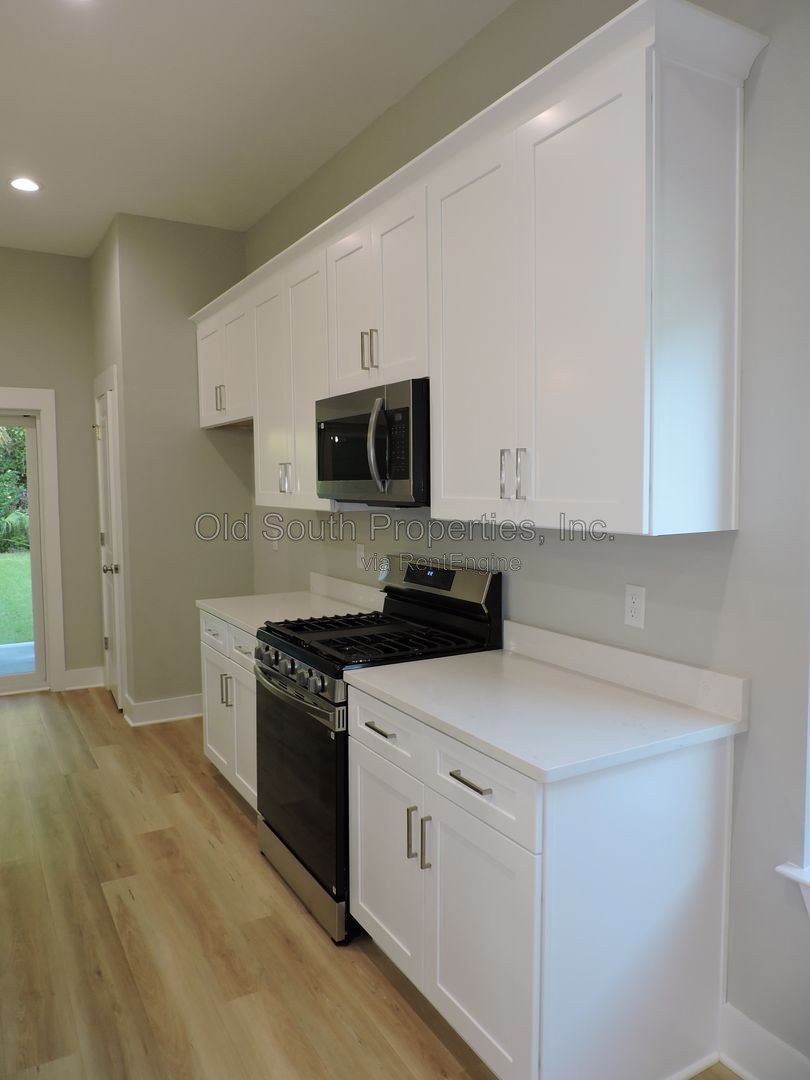 Easy access to shopping, interstate & downtown Pensacola. property image