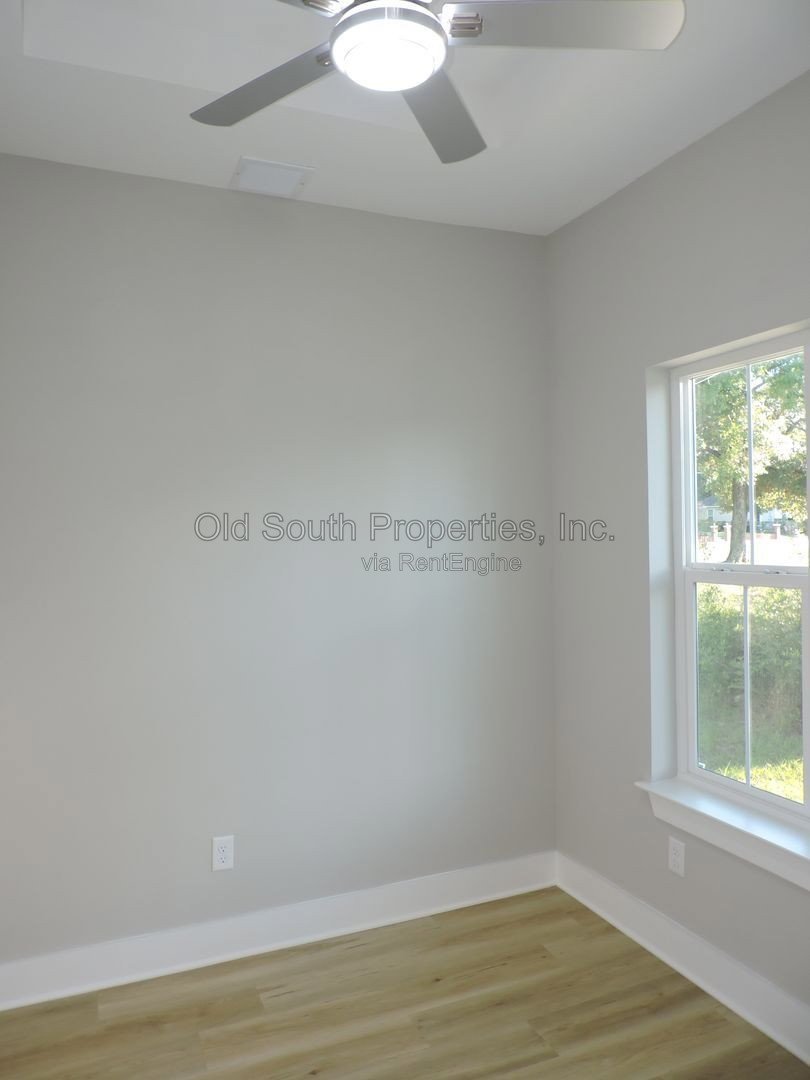 Easy access to shopping, interstate & downtown Pensacola. property image