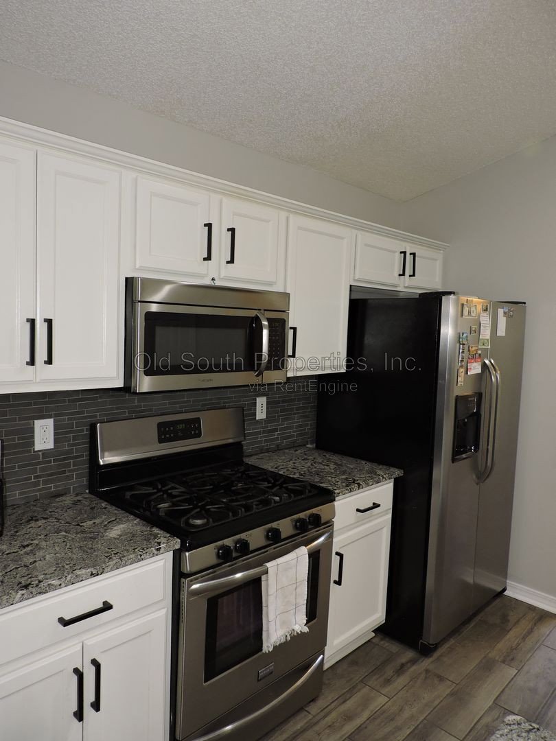 Easy access to bases & shopping! property image