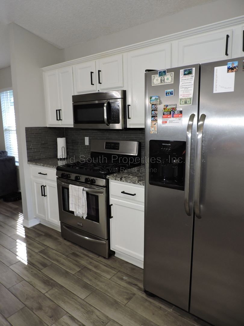 Easy access to bases & shopping! property image