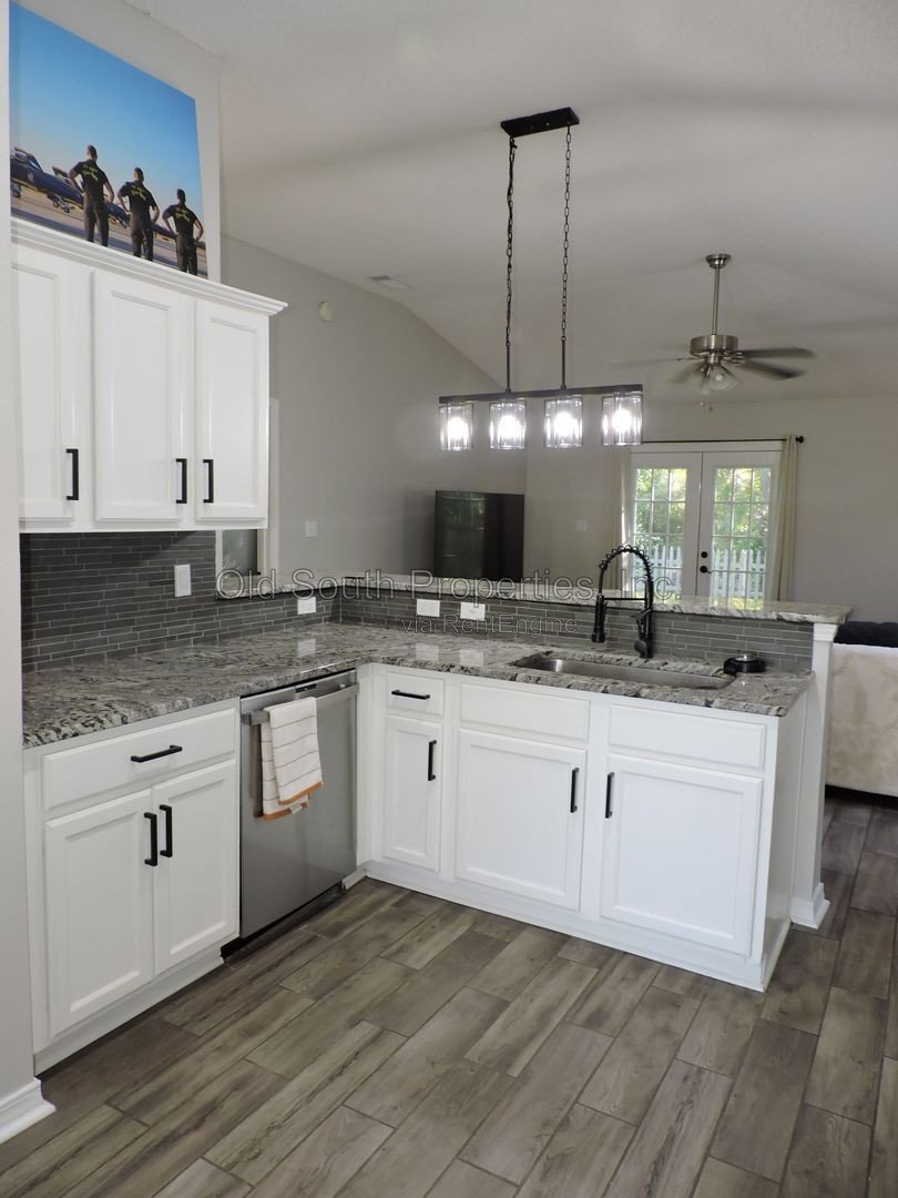Easy access to bases & shopping! property image