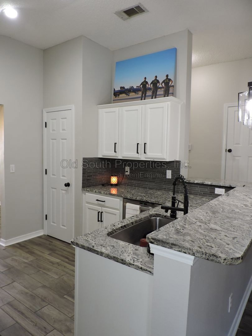 Easy access to bases & shopping! property image