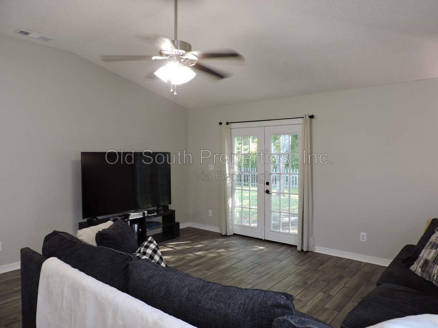 Easy access to bases & shopping! property image