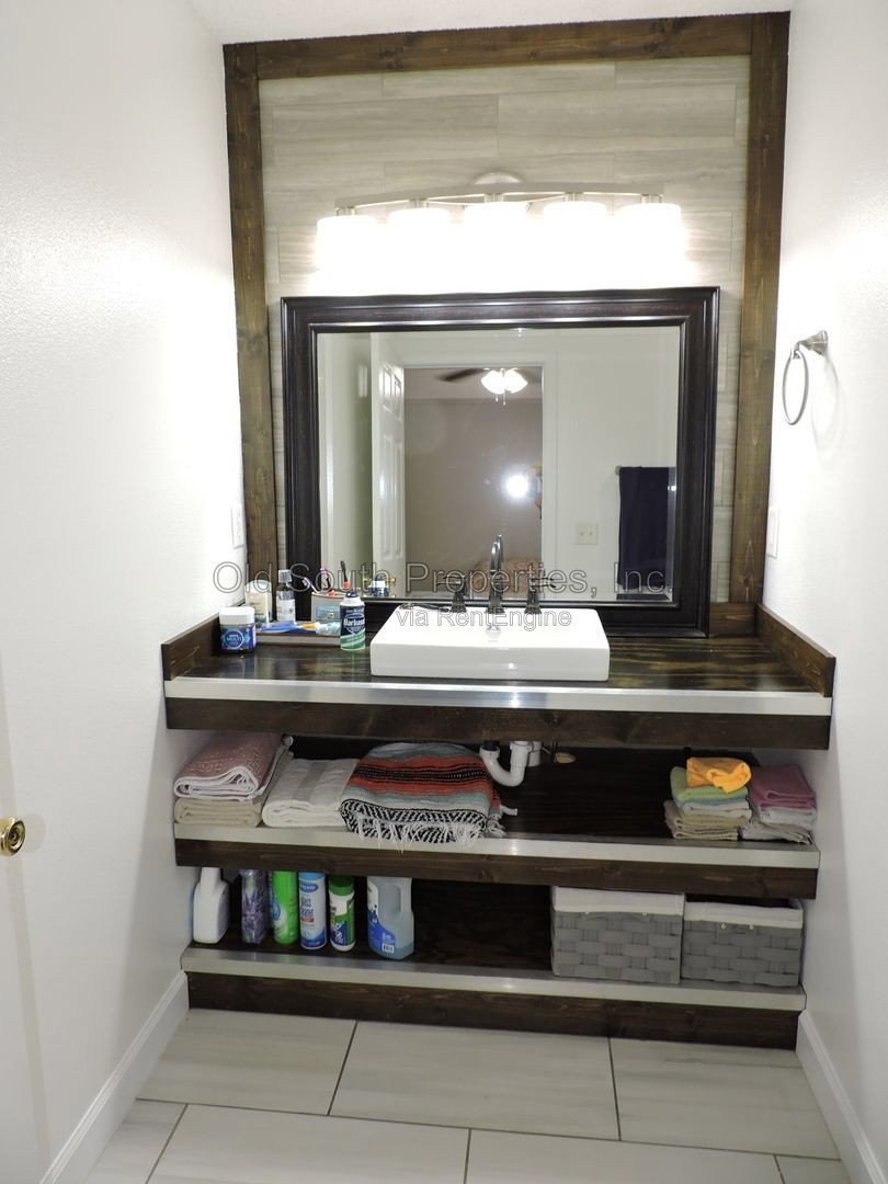 Easy access to bases & shopping! property image