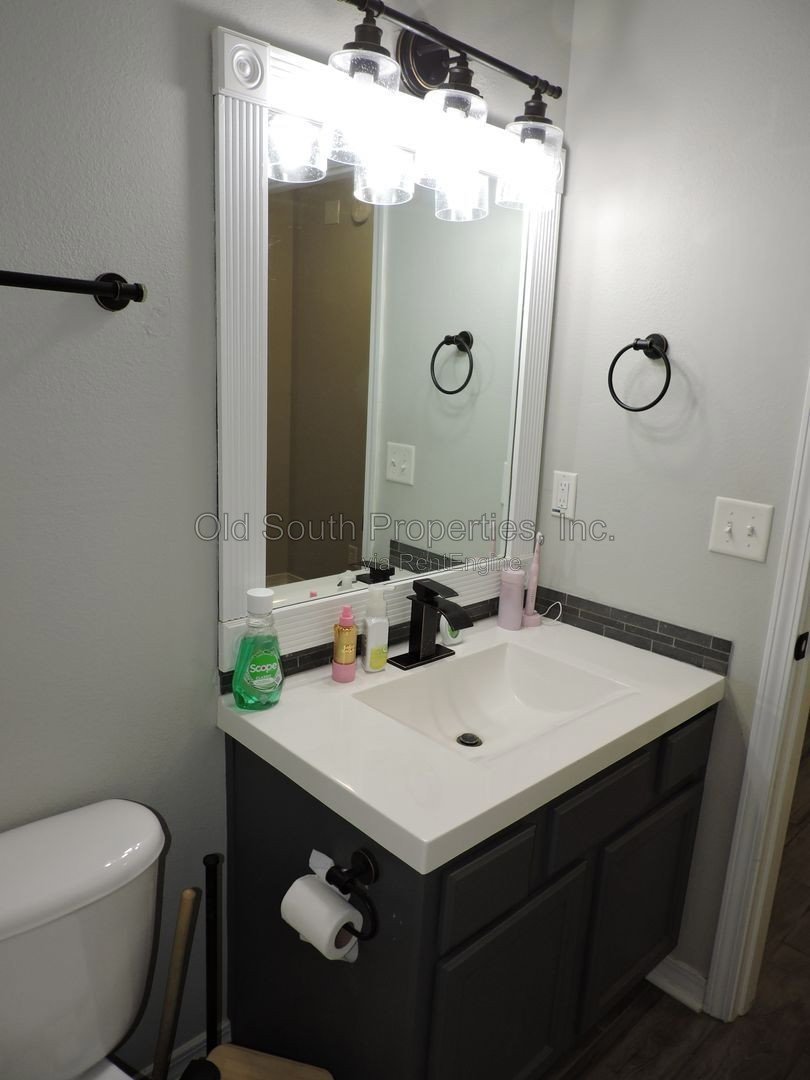 Easy access to bases & shopping! property image