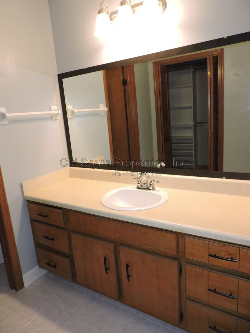 Convenient to schools, shopping & interstate! property image
