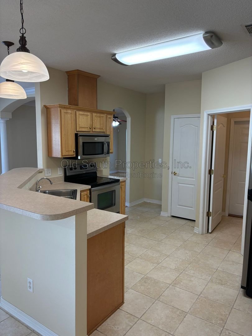 Nice home in East Hill area! property image