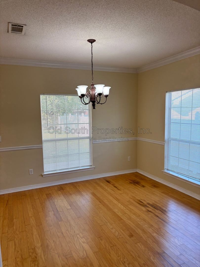 Nice home in East Hill area! property image